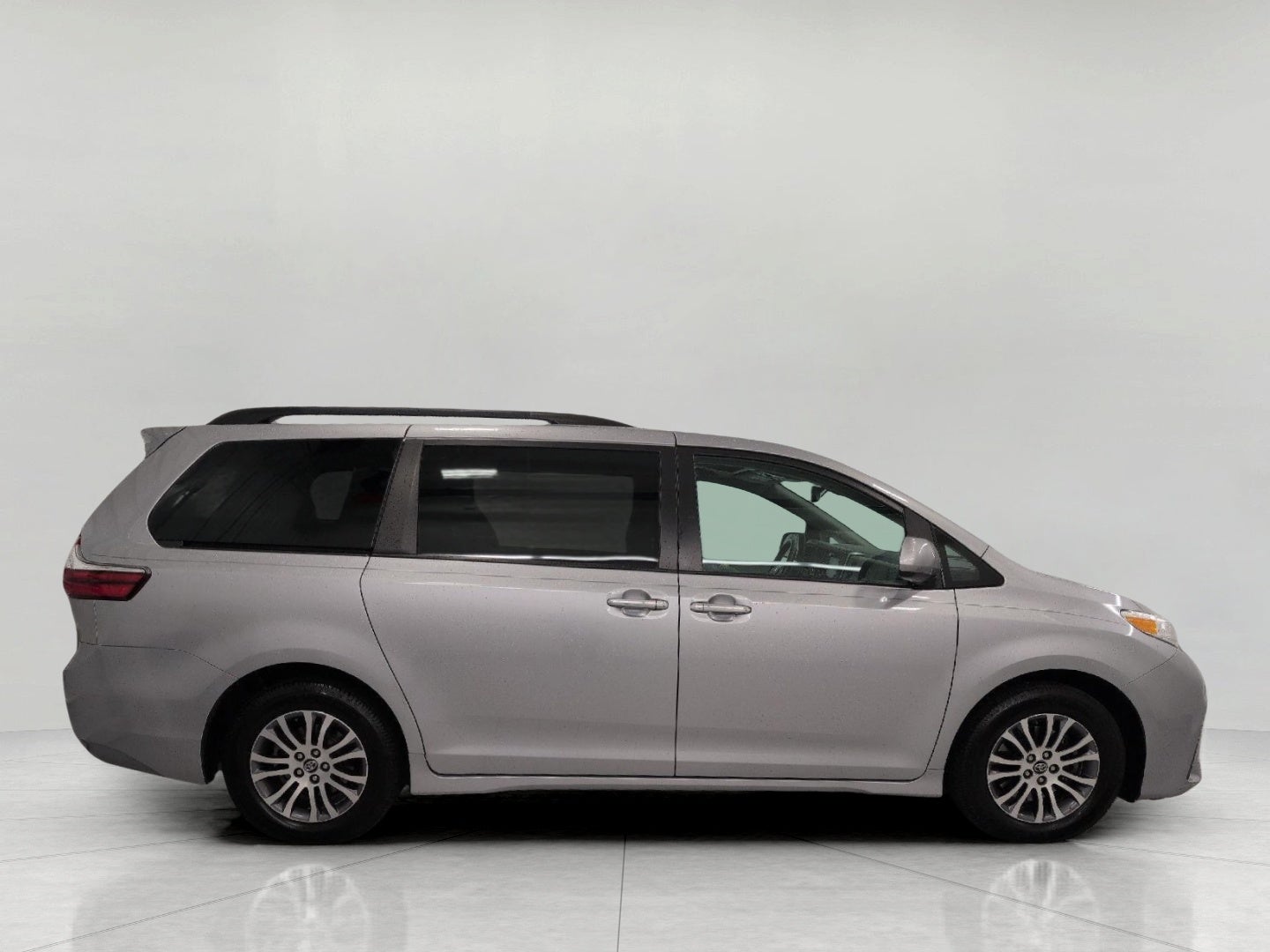 2018 Toyota Sienna XLE FWD 8-Passenger