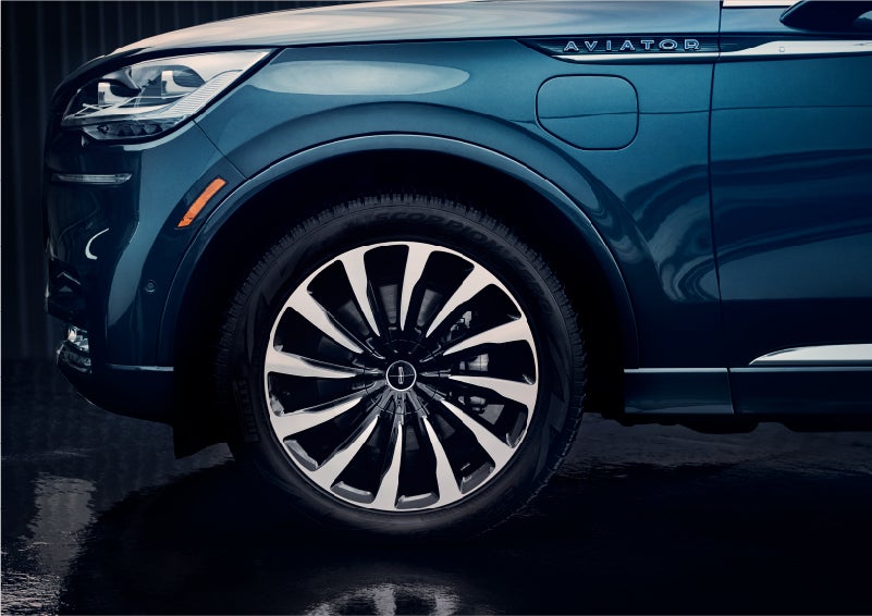 The 2023 Lincoln Aviator® Black Label Grand Touring model with unique 12-spoke wheel | Bergstrom Lincoln of Neenah in Neenah WI