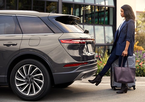 A woman with her hands full uses her foot to activate the hands-free liftgate. | Bergstrom Lincoln of Neenah in Neenah WI