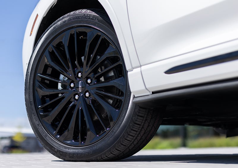 The stylish blacked-out 20-inch wheels from the available Jet Appearance Package are shown. | Bergstrom Lincoln of Neenah in Neenah WI