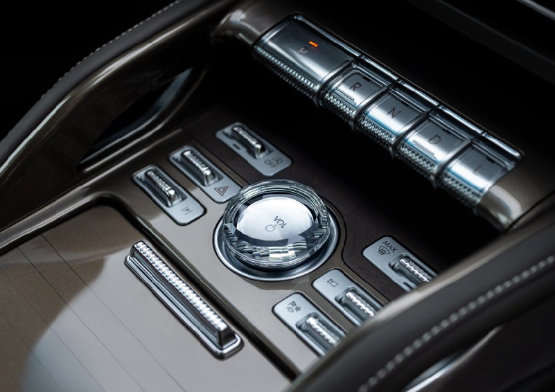 A crystal-inspired volume knob is shown in the center floor console of a 2024 Lincoln Nautilus® SUV. | Bergstrom Lincoln of Neenah in Neenah WI