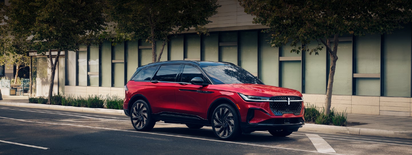 A 2025 Lincoln Nautilus® SUV with an available hybrid powertrain is parked in an urban setting. | Bergstrom Lincoln of Neenah in Neenah WI