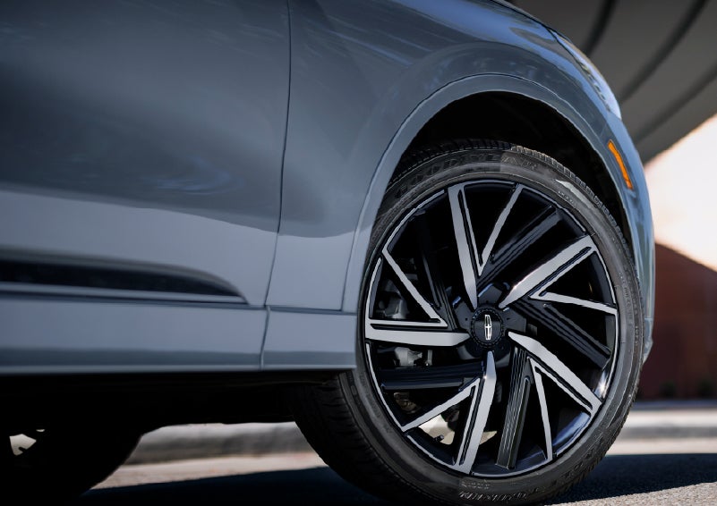 The wheel of the 2027 Lincoln Aviator® Black Label™ SUV is shown slightly angled out. | Bergstrom Lincoln of Neenah in Neenah WI