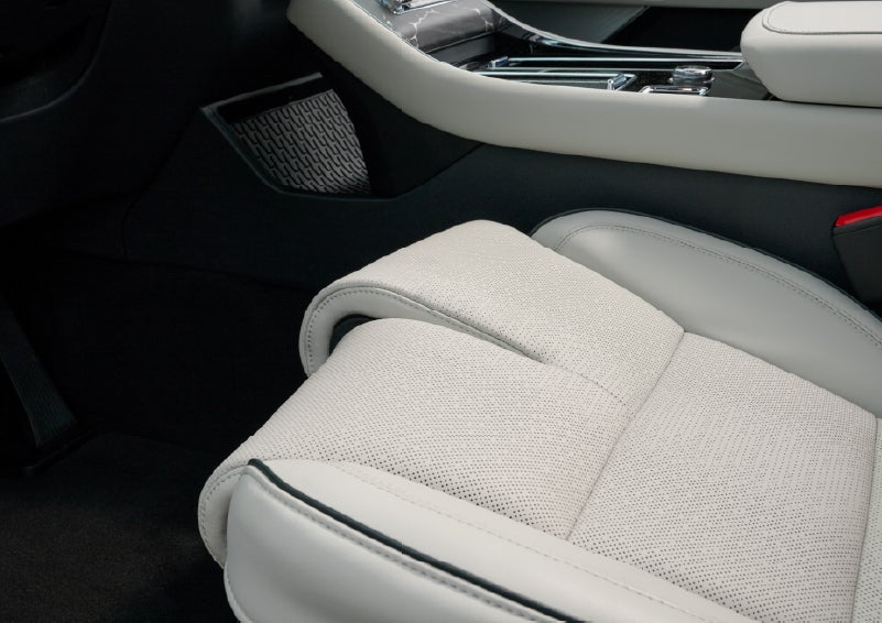 The front passenger Perfect Position seat is shown with the thigh extender adjusted.| Bergstrom Lincoln of Neenah in Neenah WI